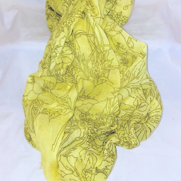 Echo Flower Scarf - Picture 5 of 7